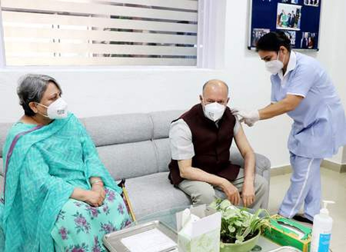 கரோனா தடுப்பூசி போட்டுக் கொண்ட கேஜரிவால், அனில் பய்ஜால்!