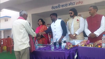 ‘அவர் வேலையாக இருக்கிறார்’: அரசு நிகழ்ச்சியில் பங்கேற்ற அமைச்சரின் சகோதரரால் சர்ச்சை