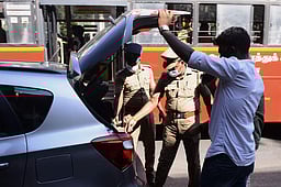 அதிமுகவினா் டோக்கன் விநியோகம்: பறக்கும் படையினா் விசாரணை