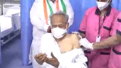 கரோனா தடுப்பூசி செலுத்திக் கொண்ட ராஜஸ்தான் முதல்வர்