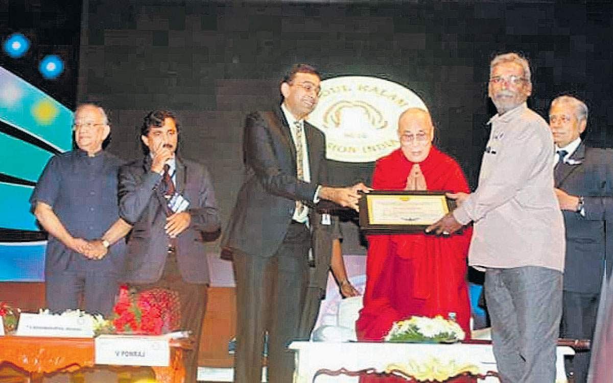 உயிர் காக்கும் தோழர்