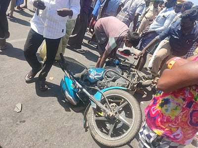 தஞ்சாவூர் அருகே மோட்டார் சைக்கிள் மீது கார் மோதல்: ஐடிஐ மாணவர்கள் 2 பேர் பலி