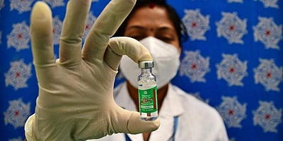 தடுப்பூசி போட்டாலும் கவனம்: 2 கட்ட தடுப்பூசி போட்டுக் கொண்ட மருத்துவருக்கு கரோனா