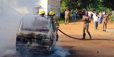 கடையத்தில் திடீரென தீப்பிடித்து எரிந்த மாருதி வேன்