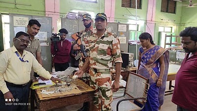 சீர்காழி: ஆவணமின்றி எடுத்துச் செல்லப்பட்ட நகை, பணம் பறிமுதல்