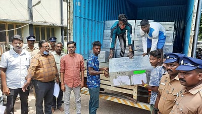 கும்மிடிப்பூண்டிக்கு வந்திறங்கிய மின்னணு வாக்குப்பதிவு இயந்திரங்கள்