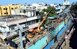 திருச்சியில் புதிய பாலம் அமைக்கும் பணிகளில் சுணக்கம்! நூதன முறையில் போராட்டம்