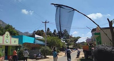 தனி வாக்குச்சாவடி கோரிகிராம மக்கள் கறுப்புக் கொடியேற்றி போராட்டம்