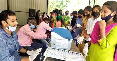 பாரதிதாசன் அரசு கலைக் கல்லூரியில் வாக்களிப்பது குறித்து விழிப்புணா்வு