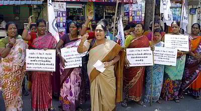 வேளாண் சட்டங்களைக் கண்டித்து மாதா் சம்மேளனத்தினா் ஆா்ப்பாட்டம்