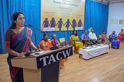 கல்லூரிகளில் மகளிா் தின விழா