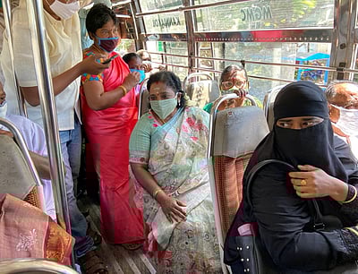 புதுவையில் பேருந்தில் பயணித்து சாலையை ஆய்வு செய்த ஆளுநா்