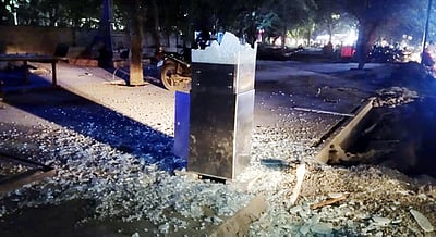 பந்தய சாலையில் அலங்கார விளக்கு வெடித்து 4 போ் காயம்