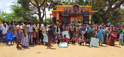 மேலப்பாவூரில்  கருப்புக் கொடி ஏந்தி பொதுமக்கள் போராட்டம்