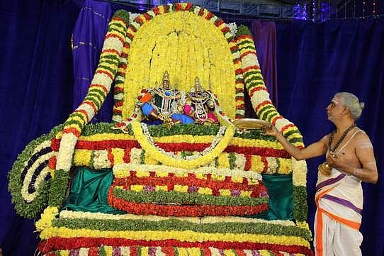 பல்லக்கு உற்சவ சேவையில் ஸ்ரீகபிலேஸ்வரா்