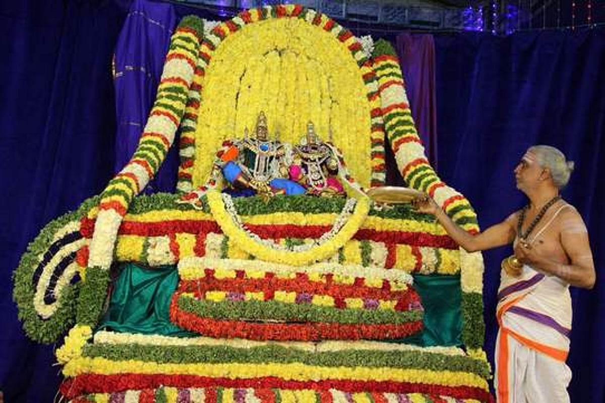 பல்லக்கு உற்சவ சேவையில் ஸ்ரீகபிலேஸ்வரா்