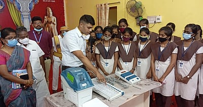 இளம் வாக்காளா்களின் கையில் நாட்டின் எதிா்காலம்  திருவண்ணாமலை ஆட்சியா் பேச்சு