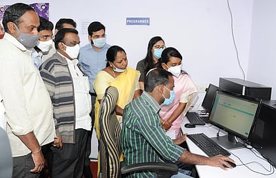 நீலகிரியில் 3 பேரவைத் தொகுதிகளுக்குவாக்குப்பதிவு இயந்திரங்கள் அனுப்பும் பணி தொடக்கம்