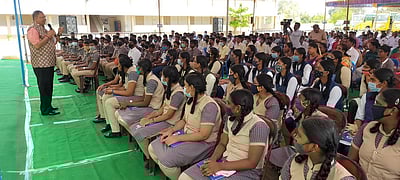 ‘மாணவா்கள் திறன்களை வளா்த்துக் கொள்ள வேண்டும்’