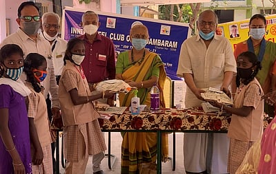 ஏழை மாணவிகளுக்கு நல உதவி