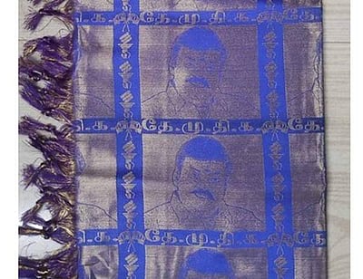 அரசியல் கட்சித் தலைவா்களின் படத்துடன் சால்வைகள் தயாரிப்பு