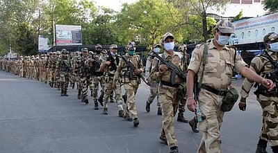 கொடி அணிவகுப்பு:துணை ராணுவத்தினா் பங்கேற்பு