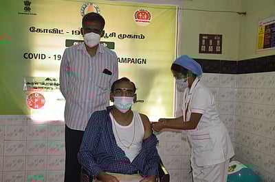 தோ்தல் பணியாளா்களுக்கு கரோனா தடுப்பூசி