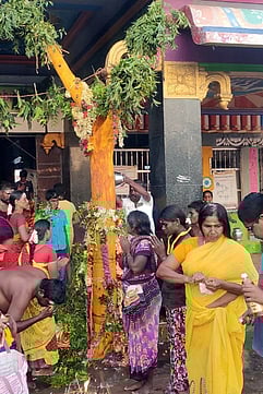 மகா மாரியம்மன் கோயில் பூக்குண்டம் திருவிழா தொடக்கம்