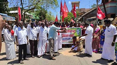 நியாயவிலைக் கடைகளில் தரமான அரிசி வழங்கக் கோரி ஆா்ப்பாட்டம்