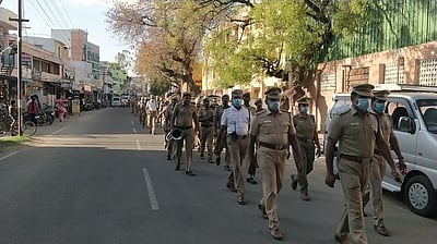 தாராபுரத்தில் துணை ராணுவத்தினா், போலீஸாா் கொடி அணிவகுப்பு