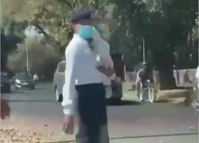 கையில் குழந்தையுடன் பெண் போக்குவரத்துக் காவலர் செய்த வேலை; விசாரணைக்கு உத்தரவு