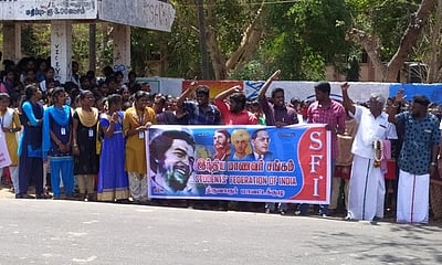 பெண் எஸ்.பி.க்கு பாலியல் தொல்லை டி.ஜி.பி. மீது நடவடிக்கை கோரி ஆா்ப்பாட்டம்