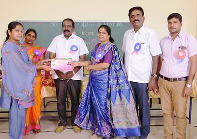 ஸ்ரீ நவா மகளிா் கல்லூரியில் மகளிா் தின விழா