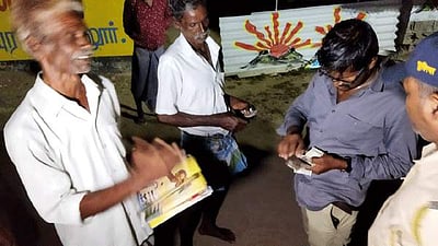 வாக்குக்கு பணம் விநியோகம்: ரூ.17 ஆயிரம், திமுக பிரசுரங்களுடன் 2 பேர் கைது