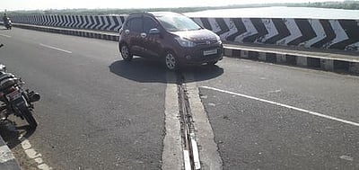 நாகூா் பாலத்தில் அதிகமாகும் விரிசல்