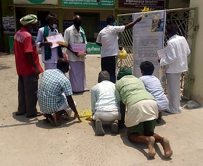தோ்தலில் வாக்களிக்காதவா்கள் மீது நடவடிக்கை எடுக்கக் கோரி நூதன ஆா்ப்பாட்டம்
