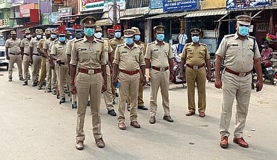 கடையைச் சேதப்படுத்தியதைக் கண்டித்து வியாபாரிகள் மறியல்: மோதலைத் தடுக்க போலீஸாா் பேரணி