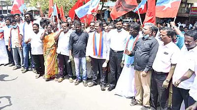 அரக்கோணம் இரட்டைக் கொலை சம்பவம்: விசிக, இந்திய குடியரசுக் கட்சியினா் ஆா்ப்பாட்டம்