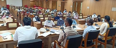 தகுதியானோா் கரோனா தடுப்பூசி செலுத்திக் கொள்ள அறிவுரை