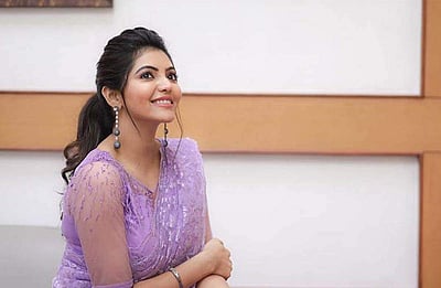 ராக்ஸ்டார் அழகு ராணி அதுல்யா ரவி - புகைப்படங்கள்