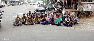 துப்புரவுப் பணியாளா்கள் காத்திருப்புப் போராட்டம்