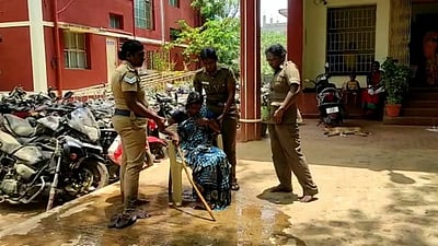 காவல்நிலையத்தில் மாற்றுத்திறனாளி பெண் தீக்குளிக்க முயற்சி