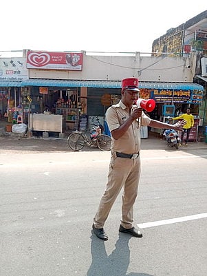 தீவிரமடையும் கரோனா தொற்று:விழிப்புணா்வுப் பணியில் போலீஸாா்