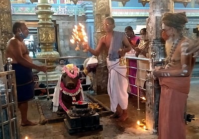 திருநள்ளாறு கோயிலில் பிரதோஷ வழிபாடு