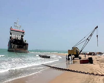 காரைக்காலில் கஜா புயலின்போது தரைதட்டிய கப்பலை அப்புறப்படுத்தும் பணி தொடக்கம்