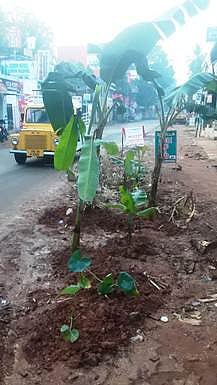 குலசேகரத்தில் புதை குழியாக மாறிய சாலை: மக்கள் நூதனப் போராட்டம்