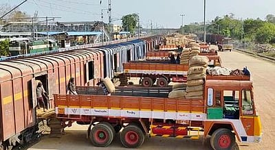 மயிலாடுதுறையில் இருந்து நெல்மூட்டைகள் கிருஷ்ணகிரிக்கு அனுப்பிவைப்பு