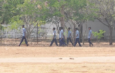 கரோனா அச்சமின்றி முகக் கவசத்தைத் தவிா்க்கும் மாணவா்கள்: அரசுப் பள்ளிகளில் அலட்சியம்