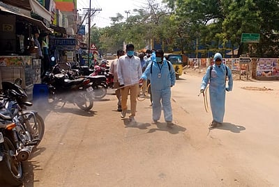 கிருமி நாசினி தெளிக்கும் பணி தீவிரம்