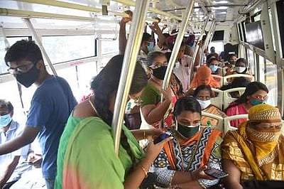 கரோனா கட்டுப்பாடுகள்: விதிகளை மீறி பயணித்த பயணிகள்!